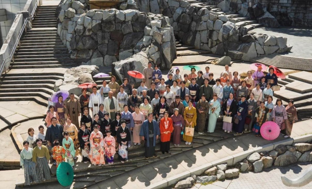 百人きものイベントに着物姿で参加した参加者の集合写真